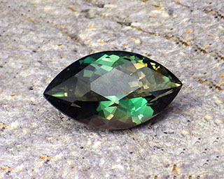 Oregon sunstone – chrome green color
