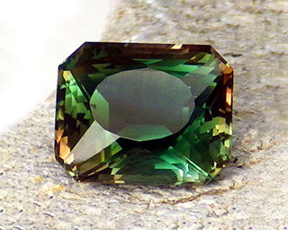 Oregon sunstone – emerald green color with dichroic shift