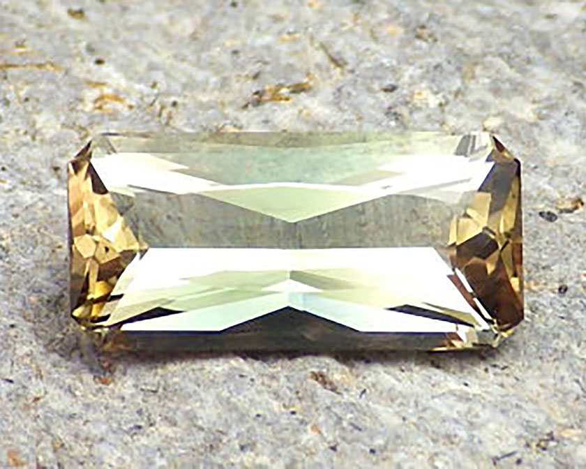 Oregon sunstone – green to orange-pink dichroic color