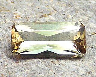 Oregon sunstone – green to orange-pink dichroic color