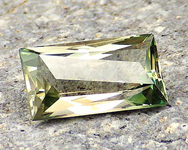 Oregon sunstone – green-pink dichroic color