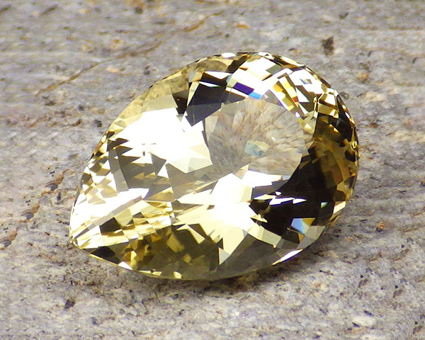 Oregon sunstone - pastel yellow-gold color