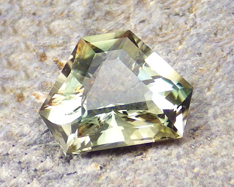 Oregon sunstone – gold-green color